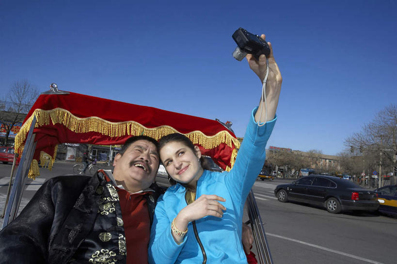 成年人,中年人,两个人,故宫,坐,躺,举,微笑,横图,俯视,航拍,室外,白天,正面,旅游,度假,快乐,友谊,幸福,相机,北京,亚洲,行人,游客,游人,瓷器,推车,三轮车,首都,休闲装,路人,旅客,拍照,数码相机,地标建筑,看,托,放松,摄影,享乐,鸟瞰,中国文化,记忆,东亚,万里无云,快活,欢愉,康乐,过客,卧着,老年男性,年轻女性,中国人,年轻人,举起,举手,举着,躺着,卧,向上举,向上伸,向上托,半身,彩图,高角度拍摄,旅行,高兴,白色人种,摆拍,假笑