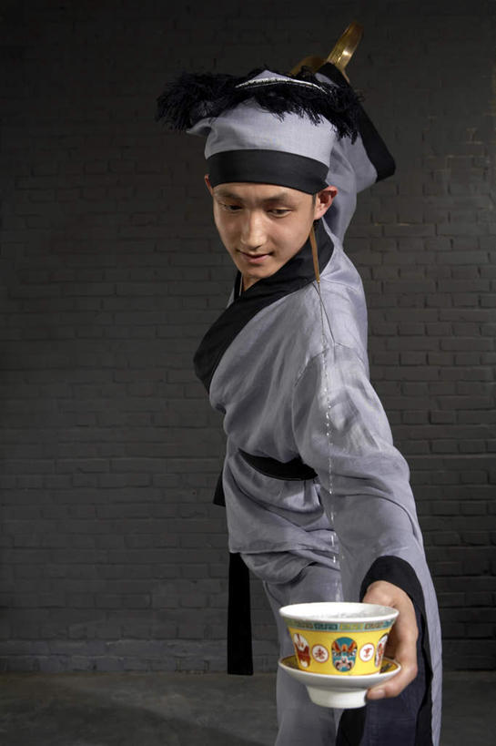 一个人,服务员,竖图,制服,仅一个男性,仅一个人,表演,倒,准备,茶道,茶叶,汤碗,古代,仅一个年轻男性,灰色,茶壶,服务,摄影,专心,准确,关爱,中国文化,技能,男人,男性,年轻男性,中国人,年轻人,服务生,侍者,彩图,影棚拍摄,传统服装,传统文化,西汉王朝