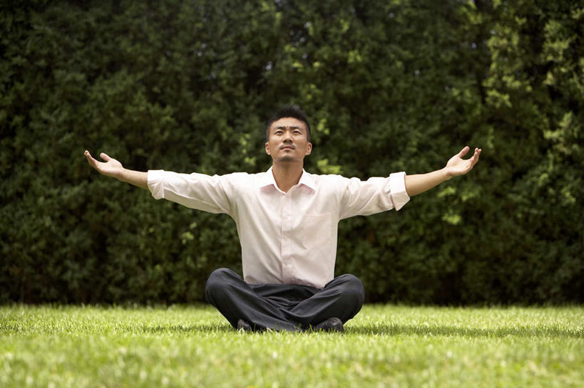 东方人,中年人,一个人,商务人士,商务男性,坐,举,横图,室外,白天,正面,衬衫,仅一个男性,仅一个人,仅一个中年男性,套装,草,树,托,放松,瑜珈,摄影,商务装,工薪阶层,灵性,男人,男性,年轻男性,中年男性,中国人,年轻人,白领,上班族,举起,举手,举着,盘着腿坐,向上举,向上伸,向上托,彩图,衬衣