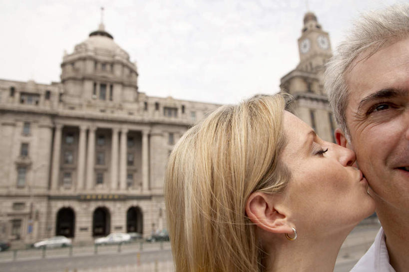 成年人,中年人,老年人,脸,头,脸颊,两个人,丈夫,妻子,微笑,横图,室外,特写,白天,正面,侧面,旅游,度假,快乐,满意,友谊,幸福,热情,建筑,上海,行人,游客,游人,浪漫,路人,旅客,肩膀,外滩,摄影,享乐,拜访,婚姻,图尔,毛毡制品,异性恋,过客,男人,男性,女人,女性,头部,脸部,脸蛋,面部,闭着眼睛,亲吻,彩图,旅行,爱,欢乐,伴侣,白色人种