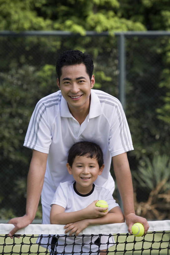东方人,儿童,成年人,两个人,家庭,父母,父亲,儿子,站,微笑,竖图,室外,白天,正面,锻炼,游戏,快乐,满意,幸福,纯洁,运动,网球,上海,连接,网,娱乐,两个,小孩,教练,温暖,温馨,一家人,可爱,乐趣,童年,童趣,摄影,生活方式,说明书,和睦,享乐,肖像,童真,烂漫,无邪,天真,网球运动,男孩,男人,男性,中国人,孩子,年轻人,休闲活动,半身,彩图,欢乐,融洽,摆拍