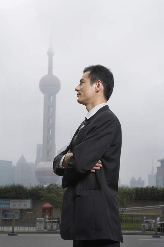 东方人,成年人,中年人,一个人,商务人士,商务男性,停车场,站,双手交叉,竖图,室外,白天,留白,侧面,衬衫,度假,商务,自由,成功,信心,竞争,建筑业,美景,天际线,雾,车库,城市风光,城市,街道,摩天大楼,鞋子,上海,亚洲,仅一个男性,仅一个人,仅一个中年男性,捆扎,准备,套装,正装,标志,瓷器,河岸,景观,云,古城,人行道,塔,注视,娱乐,刺激,外滩,观察,看,职业,享受,休闲,景色,放松,活力,力量,想,运输,生活方式,观看,展览,污染,察看,双手抱胸,都市风光,关注,清新,商务装,想象,工薪阶层,东亚,千禧穹顶,能力,男人,男性,中年男性,亚洲人,中国人,白领,上班族,半身,彩图,衬衣,泊车场,东方明珠塔,苦尽甘来