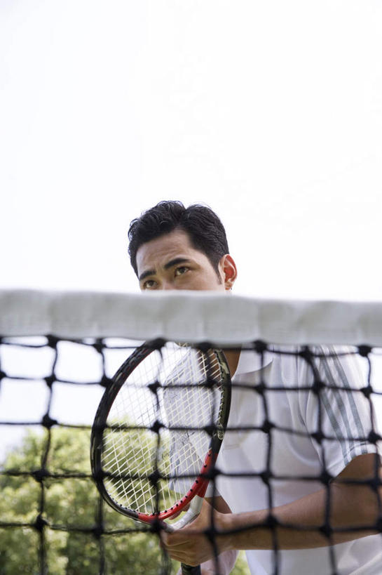 东方人,成年人,一个人,站,竖图,室外,白天,留白,仰视,锻炼,游戏,运动,竞争,上海,网,球拍,娱乐,设备,物品,摄影,生活方式,专心,愉悦,等,技能,网球运动,男人,男性,中国人,年轻人,休闲活动,半身,彩图,低角度拍摄,图像技术