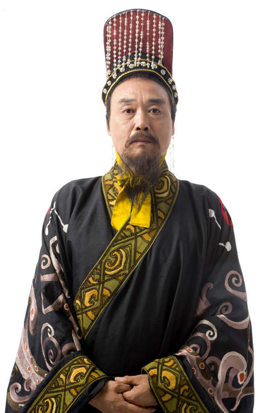 东方人,中年人,老年人,脸,头,脸颊,皱纹,胡须,一个人,演员,站,竖图,留白,白色背景,正面,民族服装,仅一个男性,仅一个人,仅一个中年男性,表演,服装,古典,文化,传统,肩膀,衣服,摄影,服饰,皇帝,古装,中国文化,肖像,秦朝,韵味,老年男性,男人,男性,中年男性,中国人,头部,胡子,络腮胡,脸部,脸蛋,面部,半身,彩图,影棚拍摄,传统服装,民俗服,传统文化