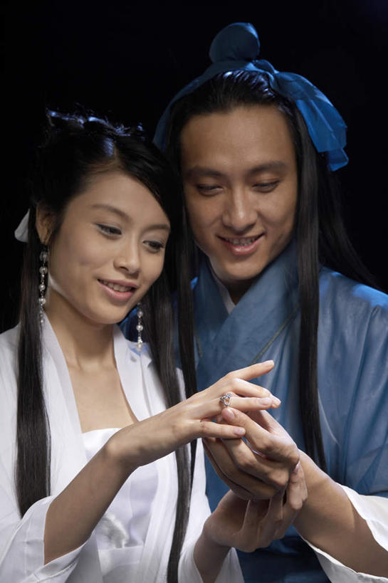 东方人,两个人,夫妻,演员,电影明星,农民,站,微笑,竖图,夜晚,留白,民族服装,爱情,婚礼,童话故事,幸福,表演,黑色背景,服装,神话,篮子,月光,古典,浪漫,文化,表演者,传统,衣服,蓝色,白色,戒指,恩爱,幻想,恋人,摄影,服饰,希望,仙女,古装,中国文化,戏剧,渴望,韵味,异性恋,男人,男性,年轻男性,年轻女性,女人,中国人,年轻人,夫妇,情侣,牧牛人,影视明星,拥抱,半身,彩图,影棚拍摄,传统服装,民俗服,爱,欢乐,给予,伴侣,传统文化,订婚戒指,挨着