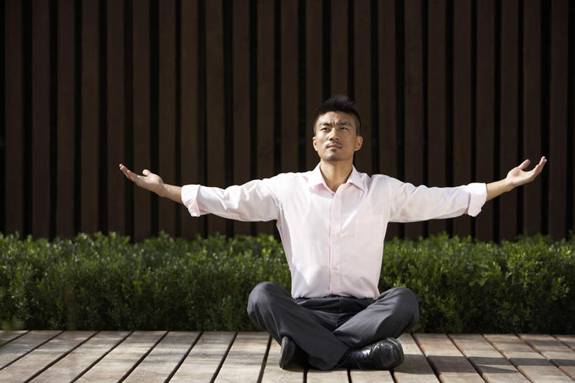 东方人,中年人,一个人,商务人士,商务男性,坐,举,横图,室外,白天,正面,衬衫,仅一个男性,仅一个人,仅一个中年男性,套装,树,托,放松,瑜珈,摄影,商务装,工薪阶层,灵性,男人,男性,年轻男性,中年男性,中国人,年轻人,白领,上班族,举起,举手,举着,盘着腿坐,向上举,向上伸,向上托,彩图,衬衣