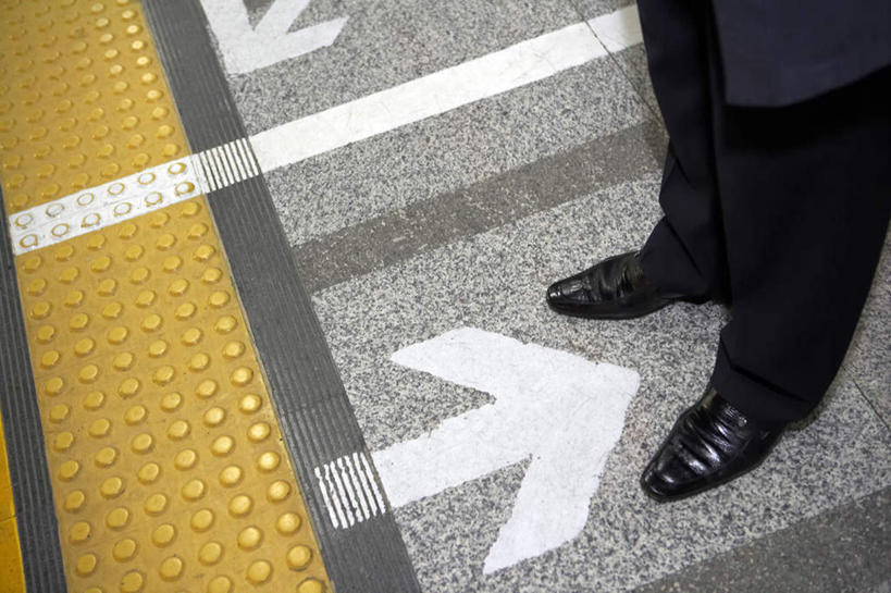 东方人,中年人,老年人,一个人,商务人士,商务男性,站,横图,俯视,室内,特写,侧面,衬衫,商务,旅途,成功,信心,地铁,指示牌,鞋子,亚洲,套装,标志,瓷器,文字,地铁站,公共交通,方向,标识,箭头,职业,运输,指导,部分,涂料,指向,都市风光,商务装,等,足,工薪阶层,东亚,北京市,簇,老年男性,男人,男性,亚洲人,中国人,白领,上班族,彩图,高角度拍摄,衬衣,旅行