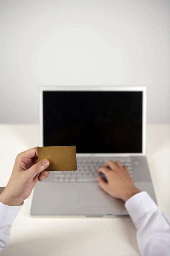 手,一个人,商务人士,商务男性,办公室,坐,竖图,俯视,室内,留白,白色背景,衬衫,商务,信用卡,笔记本电脑,显示器,互联网,仅一个男性,仅一个人,敲打,套装,干净,输入,书桌,仅一个年轻男性,笔记本,打字,摄影,点击,敲击,部分,付款,商务装,网上银行,网上冲浪,工薪阶层,无线电技术,按键,计算机,男人,男性,年轻男性,中国人,年轻人,白领,上班族,电子商务,彩图,高角度拍摄,衬衣