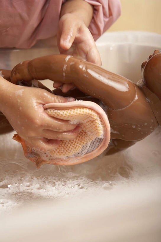 手,一个人,竖图,室内,白天,玩具,湿,朦胧,模糊,海绵,娃娃,教育,一个,泡泡,教室,童年,摄影,单个,部分,卫生,休闲活动,洗涤,彩图