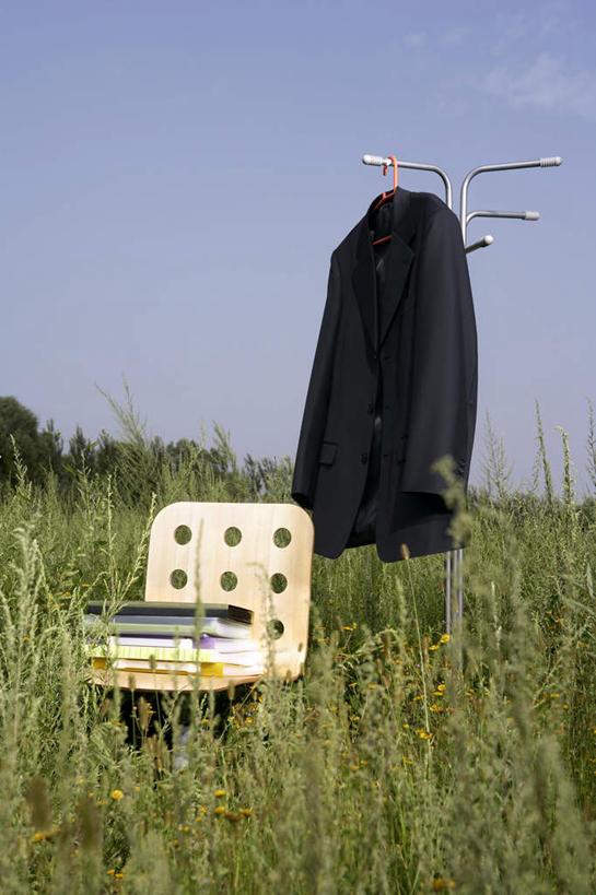 竖图,室外,白天,商务,异乎寻常,美景,椅子,吊挂,悬挂,景观,田地,野花,挂,外套,架子,草,花,自然,景色,摄影,生长,自然风光,反差,万里无云,活页夹,衣帽架,茄克,书,彩图