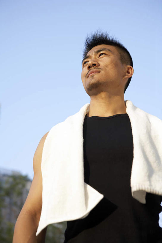 东方人,健壮,一个人,竖图,室外,白天,仰视,锻炼,仅一个男性,仅一个人,仅一个年轻男性,毛巾,沉思,摄影,万里无云,男人,男性,年轻男性,中国人,年轻人,休闲活动,半身,彩图,低角度拍摄