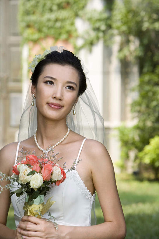 东方人,成年人,一个人,夫妻,妻子,新娘,站,微笑,竖图,室外,白天,正面,婚纱,爱情,婚礼,时尚,快乐,满意,幸福,植物,上海,庆祝,浪漫,传统,花,花朵,排列,衣服,插花,花束,恩爱,美女,沉思,恋人,摄影,面纱,希望,享乐,风格,事件,肖像,典礼,婚姻,开端,女人,女性,中国人,年轻人,夫妇,情侣,外衣,半身,彩图,欢乐,伴侣,魅力,摆拍