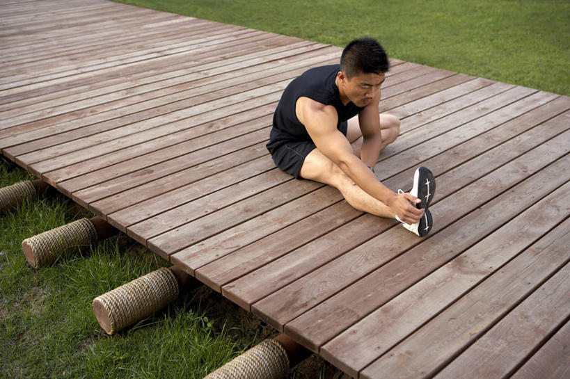 东方人,健壮,一个人,坐,横图,俯视,室外,白天,锻炼,仅一个男性,仅一个人,伸展,准备,注视,草,仅一个年轻男性,观察,看,摄影,观看,察看,关注,男人,男性,年轻男性,中国人,年轻人,休闲活动,彩图,高角度拍摄