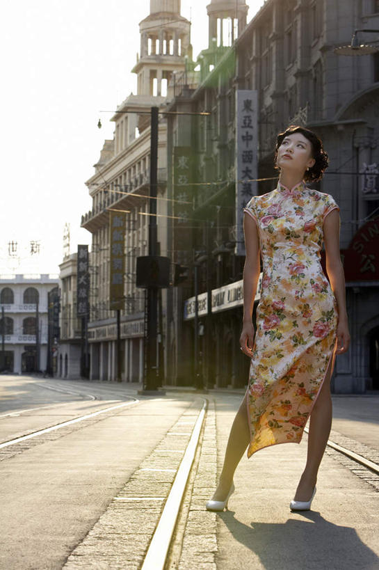 东方人,成年人,一个人,站,竖图,室外,白天,留白,正面,镜头眩光,时尚,街道,路,古典,传统,衣服,美女,沉思,摄影,怀旧,风格,肖像,女人,女性,中国人,年轻人,外衣,彩图,传统服装,旅行,魅力,摆拍,态度