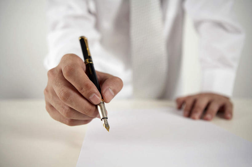 中年人,一个人,商务人士,商务男性,办公室,坐,横图,室内,白色背景,衬衫,商务,签字,仅一个男性,仅一个人,写,套装,纸,书桌,水笔,仅一个年轻男性,白色,摄影,墨水笔,商务装,工薪阶层,男人,男性,年轻男性,中国人,年轻人,白领,上班族,彩图,衬衣