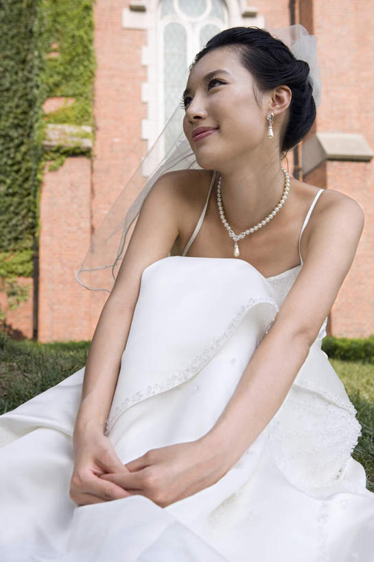 东方人,成年人,一个人,夫妻,妻子,新娘,教堂,坐,握手,微笑,竖图,室外,特写,白天,正面,仰视,婚纱,爱情,婚礼,时尚,快乐,满意,幸福,上海,庆祝,浪漫,传统,草,衣服,恩爱,美女,恋人,摄影,面纱,希望,享乐,风格,基督教,事件,肖像,典礼,婚姻,开端,女人,女性,中国人,年轻人,夫妇,情侣,外衣,搀手,拉手,手拉手,手握手,彩图,低角度拍摄,欢乐,伴侣,魅力,摆拍