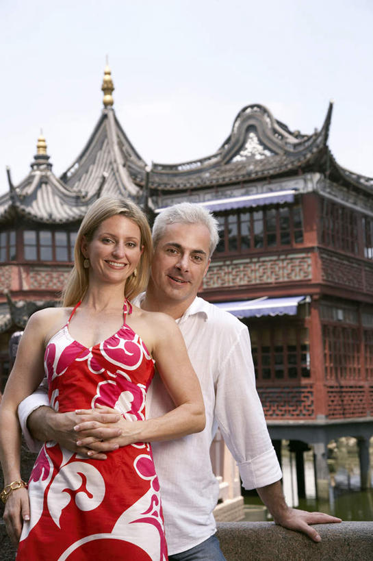 成年人,中年人,老年人,两个人,丈夫,妻子,站,握手,微笑,竖图,室外,白天,正面,旅游,度假,快乐,满意,友谊,幸福,建筑,上海,行人,游客,游人,路人,旅客,摄影,享乐,肖像,拜访,婚姻,图尔,异性恋,过客,男人,男性,女人,女性,搀手,拉手,手拉手,手握手,拥抱,半身,彩图,旅行,欢乐,伴侣,白色人种,摆拍