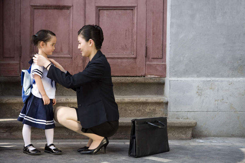 东方人,儿童,成年人,两个人,家庭,父母,母亲,女儿,商务人士,商务女性,站,微笑,横图,室外,白天,留白,侧面,制服,商务,纯洁,门,上海,弯腰,开,套装,曲折,弯曲,包,公文包,门口,教育,小孩,衣服,教,温暖,温馨,一家人,面对面,可爱,童年,童趣,摄影,蜿蜒,生活方式,离开,说明书,和睦,商务装,调整,工薪阶层,童真,烂漫,无邪,背包客,助教,天真,信任,女孩,女人,女性,中国人,孩子,年轻人,白领,上班族,外衣,彩图,门廊,融洽,女生,巷