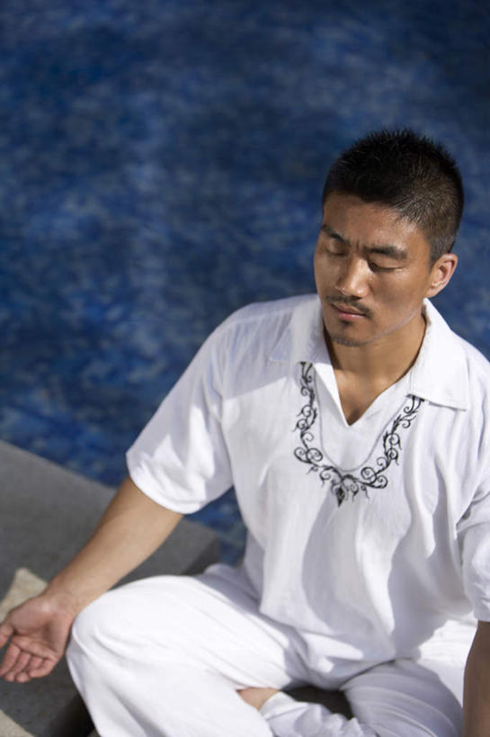 东方人,中年人,一个人,游泳池,坐,竖图,俯视,室外,白天,仅一个男性,仅一个人,仅一个中年男性,休闲装,瑜珈,摄影,冥想,专心,莲花坐式,灵性,男人,男性,年轻男性,中年男性,中国人,年轻人,休闲活动,闭着眼睛,盘着腿坐,彩图,高角度拍摄,禅宗