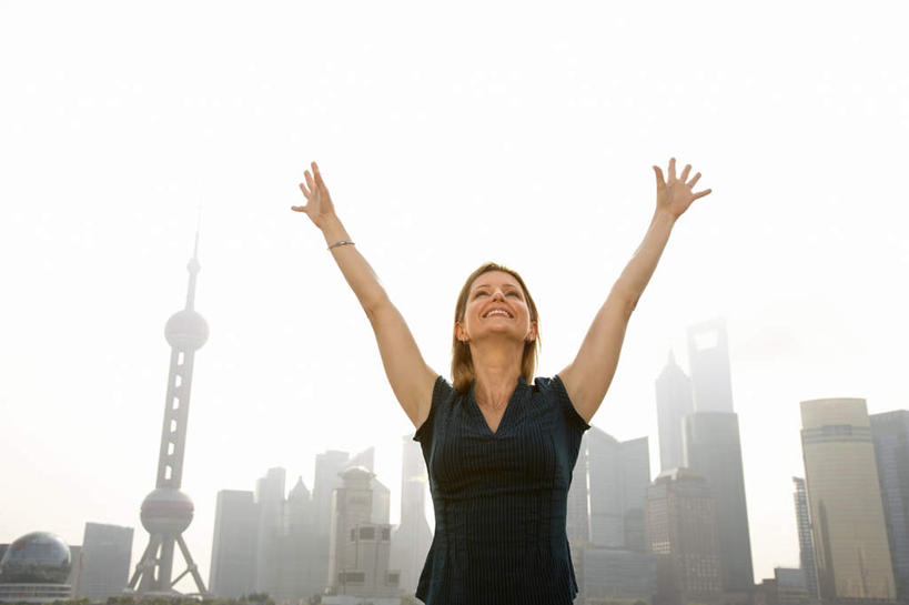 成年人,中年人,老年人,一个人,站,举,微笑,横图,室外,白天,留白,正面,仰视,旅游,度假,快乐,满意,自由,幸福,美景,天际线,城市风光,城市,建筑,摩天大楼,上海,行人,游客,游人,景观,塔,娱乐,现代,路人,旅客,刺激,地标建筑,外滩,托,享受,休闲,景色,放松,摄影,享乐,肖像,逆光,过客,解放,无忧无虑,女人,女性,举起,举手,举着,向上举,向上伸,向上托,半身,彩图,低角度拍摄,旅行,欢乐,当代,东方明珠塔,精力,白色人种,摆拍