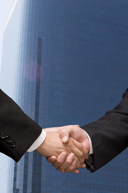 两个人,商务人士,商务男性,办公室,握手,竖图,室内,特写,白天,留白,衬衫,商务,友谊,成功,合作,窗户,套装,朦胧,模糊,同意,摄影,商务装,合伙,工薪阶层,男人,白领,上班族,彩图,衬衣