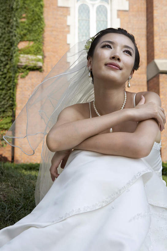 东方人,成年人,一个人,夫妻,妻子,新娘,教堂,坐,双手交叉,微笑,竖图,室外,特写,白天,正面,仰视,婚纱,爱情,婚礼,时尚,快乐,满意,幸福,上海,庆祝,浪漫,传统,草,衣服,恩爱,美女,沉思,恋人,摄影,面纱,希望,双手抱胸,享乐,风格,基督教,事件,肖像,典礼,婚姻,开端,女人,女性,中国人,年轻人,夫妇,情侣,外衣,彩图,低角度拍摄,欢乐,伴侣,魅力,摆拍