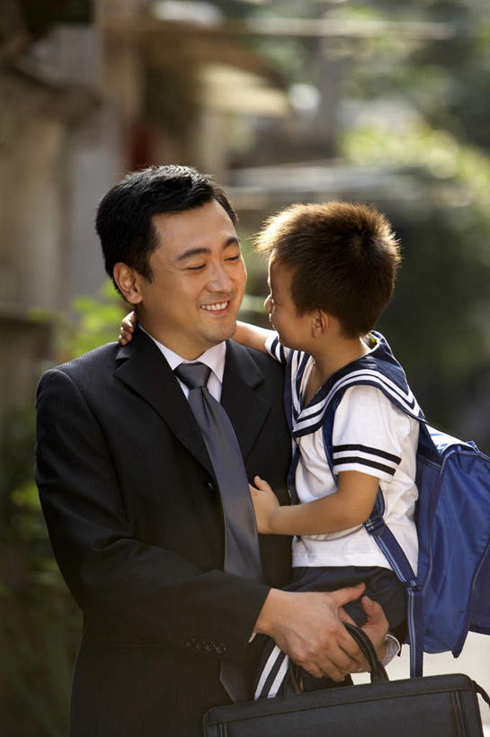 东方人,儿童,成年人,两个人,家庭,父母,父亲,儿子,商务人士,商务男性,微笑,竖图,室外,白天,侧面,衬衫,制服,商务,快乐,满意,幸福,纯洁,上海,连接,套装,包,公文包,教育,小孩,衣服,教,温暖,温馨,一家人,面对面,可爱,童年,童趣,摄影,生活方式,说明书,和睦,享乐,商务装,工薪阶层,童真,烂漫,无邪,背包客,助教,毛毡制品,天真,信任,男孩,男人,男性,中国人,孩子,年轻人,白领,上班族,外衣,拥抱,半身,彩图,衬衣,爱,欢乐,融洽,巷