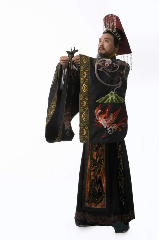 东方人,中年人,老年人,胡须,一个人,演员,站,竖图,白色背景,民族服装,快乐,幸福,北京,仅一个男性,仅一个人,仅一个中年男性,表演,服装,古典,杯,文化,表演者,传统,扮演,衣服,举杯,摄影,服饰,皇帝,古装,权威,演出,领导,中国文化,京剧,圣餐杯,秦朝,韵味,把握,老年男性,男人,男性,中年男性,中国人,胡子,络腮胡,仰头,彩图,影棚拍摄,传统服装,民俗服,传统文化,掌控