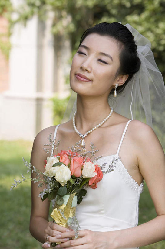 东方人,成年人,一个人,夫妻,妻子,新娘,站,微笑,竖图,室外,特写,白天,婚纱,爱情,婚礼,时尚,快乐,满意,幸福,植物,上海,庆祝,浪漫,传统,花,花朵,排列,衣服,插花,花束,恩爱,美女,恋人,摄影,面纱,希望,享乐,风格,事件,肖像,典礼,婚姻,开端,女人,女性,中国人,年轻人,夫妇,情侣,外衣,闭着眼睛,半身,彩图,欢乐,伴侣,魅力,摆拍