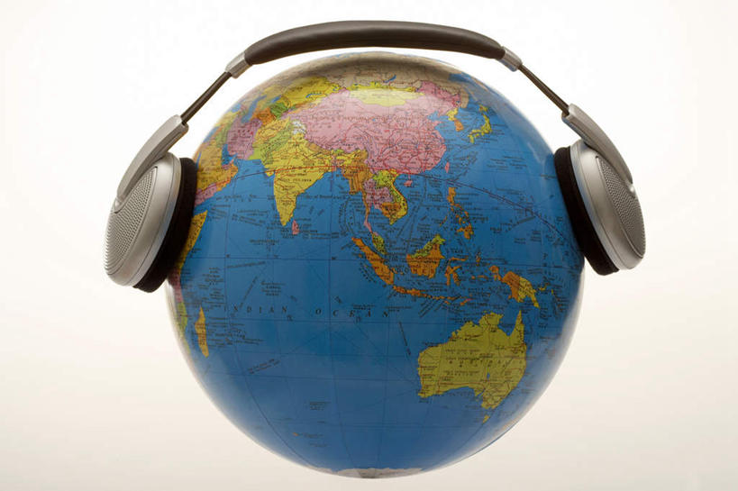 无人,横图,白色背景,技术,静物,地图,地球仪,世界地图,地球,音乐,听,自然,耳机,概念,幽默,环境,噪声,环境保护