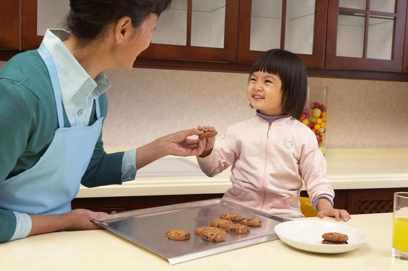 果汁,东方人,儿童,中年人,老年人,两个人,家庭,祖父母,祖母,站,笑,微笑,露齿笑,横图,室内,快乐,纯洁,厨房,桌子,中国,亚洲,连接,围裙,灶台,食品,曲奇,饮食,小孩,社区,温暖,温馨,一家人,面对面,可爱,童年,童趣,和睦,享乐,愉悦,桔子汁,童真,东亚,烂漫,无邪,北京市,颜料盘,快活,欢愉,康乐,天真,老年女性,女孩,亚洲人,中国人,孩子,孙女,烹调,半身,彩图,爱,高兴,给予,融洽