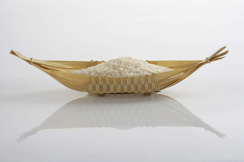 横图,白色背景,农作物,竹子,堆叠,反射,篮子,白米,谷物,生食,食品,织物,米,饮食,一个,白色,容器,碗,摄影,单个,简单,中国文化,健康食物,钉书钉,彩图,影棚拍摄,机织物