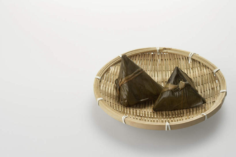 横图,俯视,留白,白色背景,竹子,叶子,端午节,包装,篮子,三角形,织物,粽子,餐盘,传统,容器,碗,摄影,简单,中国文化,健康食物,彩图,高角度拍摄,影棚拍摄,传统文化,机织物