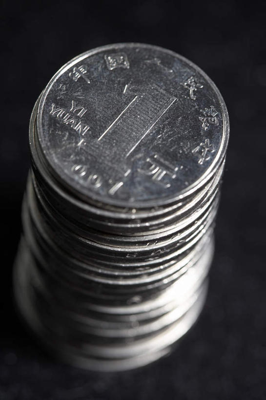 无人,竖图,商务,赚钱,风险,钱,人民币,许多,堆叠,黑色背景,丰富,计算,符号,钱币,银色,很多,汉字,财富,金融,投资,摄影,经济,利润,中国文化,流通,贸易,货币,现金,硬币,彩图,影棚拍摄