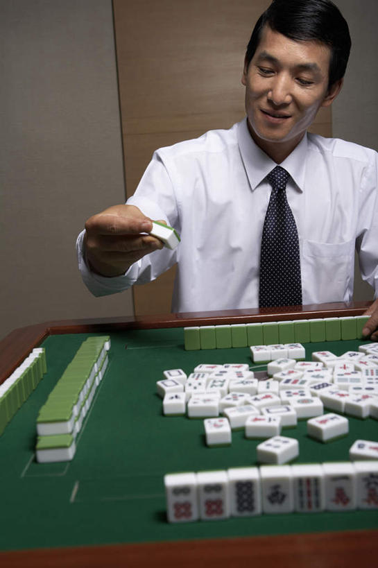 东方人,成年人,中年人,老年人,脸,头,脸颊,一个人,商务人士,商务男性,坐,微笑,竖图,室内,正面,衬衫,商务,游戏,快乐,满意,幸福,家具,桌子,一排,许多,堆叠,套装,丰富,检查,整齐,瓷砖,符号,很多,注视,娱乐,传统,会所,肩膀,排列,麻将,观察,看,休闲,乐趣,俱乐部,摄影,生活方式,观看,堆,察看,享乐,队列,关注,商务装,选择,工薪阶层,策略,技能,机会,男人,男性,中国人,头部,脸部,脸蛋,面部,白领,上班族,休闲活动,张开手臂,彩图,衬衣,欢乐,社交,图像技术