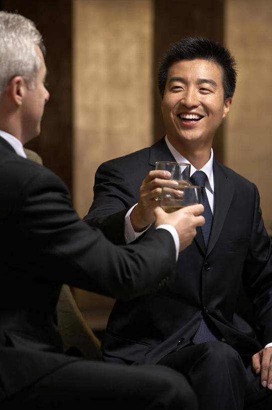 东方人,成年人,中年人,老年人,两个人,商务人士,商务男性,坐,笑,微笑,竖图,室内,衬衫,商务,讨论,快乐,满意,友谊,幸福,成功,合作,团队,信心,喝,烤,套装,庆祝,会议,球门,眼镜,液体,食品,酒类,娱乐,饮食,会所,酒,饮料,衣服,休闲,俱乐部,摄影,生活方式,享乐,成就,华贵,商务装,合伙,工薪阶层,完成,男人,男性,中国人,年轻人,白领,上班族,玻璃杯,外衣,休闲活动,张开手臂,彩图,衬衣,欢乐,联合镇,白色人种,社交