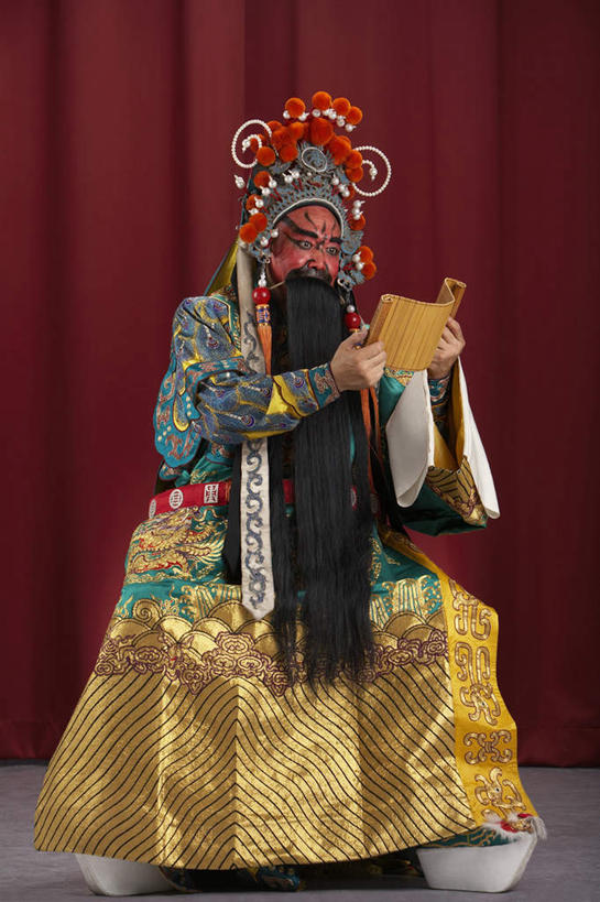 东方人,老年人,胡须,一个人,演员,舞台,坐,竖图,室内,窗帘,北京,中国,仅一个男性,仅一个人,仅一个中年男性,表演,长袍,表演者,扮演,红色,彩妆,读书,摄影,卷,复杂,演出,专心,知识,武士,中国文化,京剧,东亚,将军,英雄,老年男性,男人,男性,中年男性,中国人,胡子,络腮胡,书,彩图,传统服装,装扮,官吏,传统文化,韧性