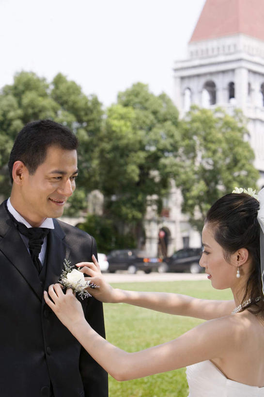 东方人,成年人,中年人,脸,头,脸颊,两个人,夫妻,丈夫,妻子,新娘,新郎,站,微笑,竖图,室外,白天,留白,侧面,婚纱,爱情,婚礼,快乐,满意,幸福,植物,上海,准备,套装,服装,正装,庆祝,胸花,浪漫,传统,肩膀,花,花朵,衣服,恩爱,恋人,摄影,严肃,扣,享乐,神圣,事件,调整,典礼,婚姻,燕尾服,毛毡制品,异性恋,开端,认真,男人,男性,女人,女性,中国人,年轻人,头部,脸部,脸蛋,面部,夫妇,情侣,外衣,张开手臂,半身,彩图,礼服,爱,欢乐,襟花,伴侣