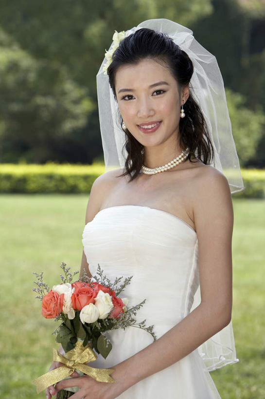 东方人,成年人,一个人,夫妻,妻子,新娘,站,微笑,竖图,室外,特写,白天,婚纱,爱情,婚礼,时尚,快乐,满意,幸福,植物,上海,庆祝,浪漫,传统,花,花朵,排列,衣服,插花,花束,恩爱,美女,恋人,摄影,面纱,享乐,风格,事件,肖像,典礼,婚姻,开端,女人,女性,中国人,年轻人,夫妇,情侣,外衣,半身,彩图,欢乐,伴侣,魅力,摆拍