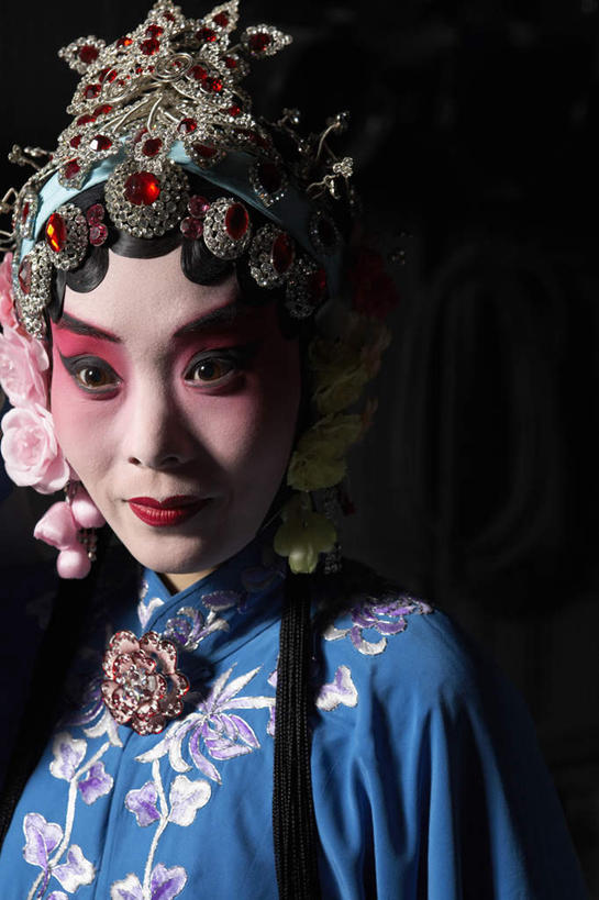 东方人,老年人,一个人,演员,电影明星,舞台,站,微笑,竖图,正面,美景,珠宝,刺绣,亚洲,仅一个年轻女性,仅一个女性,仅一个人,表演,瓷器,景观,表演者,传统,自然,景色,凝视,胸针,高雅,中国文化,自然风光,改变,比例,京剧,东亚,东亚文化,北京市,歌剧,年轻女性,女人,女性,亚洲人,中国人,年轻人,影视明星,半身,彩图,传统服装,锦缎,中国戏曲,传统文化,京剧演员,性格