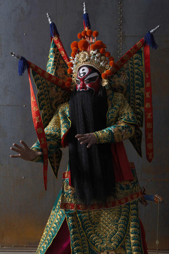 东方人,中年人,老年人,胡须,一个人,演员,电影明星,站,竖图,室内,白天,正面,信心,武术,旗帜,亚洲,表演,朦胧,模糊,生锈,瓷器,拿着,表演者,传统,看,思考,工业,复杂,环境,腐蚀,侵蚀,近景,中国文化,改变,典礼,伪装,比例,京剧,东亚,将军,东亚文化,北京市,歌剧,腐化,锈迹斑斑,老年男性,男人,男性,亚洲人,中国人,胡子,络腮胡,影视明星,彩图,传统服装,舞蹈,中国戏曲,防护面罩,传统文化,性格