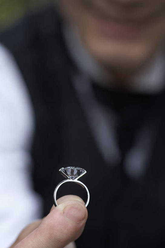 东方人,成年人,中年人,一个人,夫妻,丈夫,新郎,竖图,室外,特写,白天,正面,爱情,婚礼,快乐,满意,幸福,珠宝,上海,庆祝,浪漫,钻石,传统,一个,结婚戒指,戒指,恩爱,恋人,摄影,单个,希望,宝石,享乐,事件,典礼,婚姻,责任,毛毡制品,开端,男人,男性,夫妇,情侣,彩图,爱,欢乐,伴侣