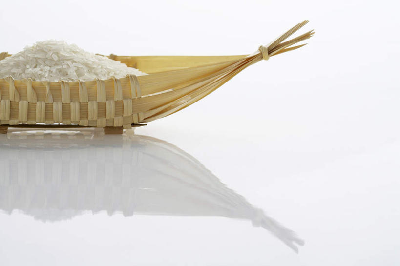 横图,留白,白色背景,农作物,竹子,堆叠,反射,篮子,白米,谷物,生食,食品,织物,米,饮食,一个,白色,容器,碗,摄影,单个,部分,简单,中国文化,健康食物,钉书钉,彩图,影棚拍摄,机织物