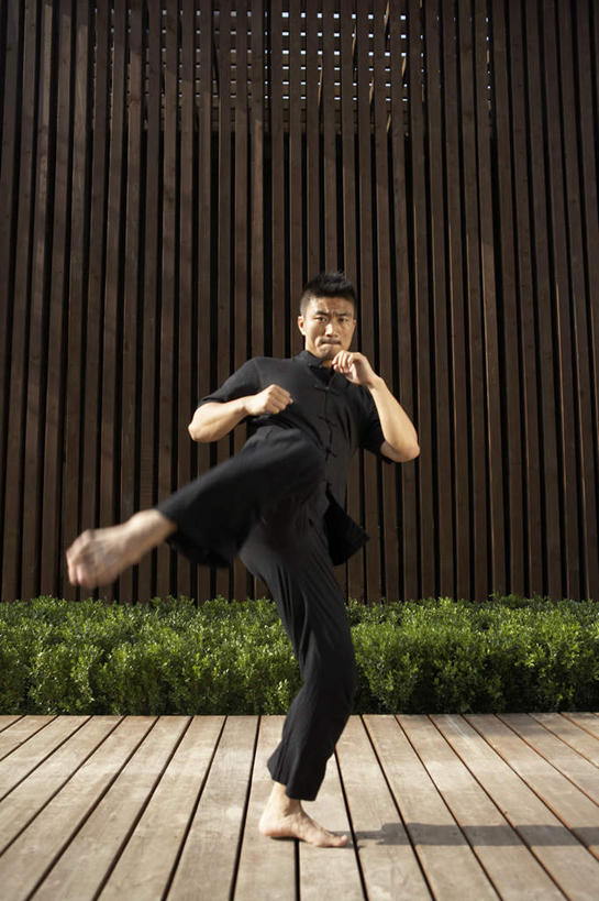 东方人,中年人,一个人,站,竖图,室外,白天,锻炼,武术,仅一个男性,仅一个人,仅一个中年男性,踢,赤脚,放松,平衡,摄影,专心,太极,中国文化,男人,男性,年轻男性,中年男性,中国人,年轻人,休闲活动,彩图,传统服装