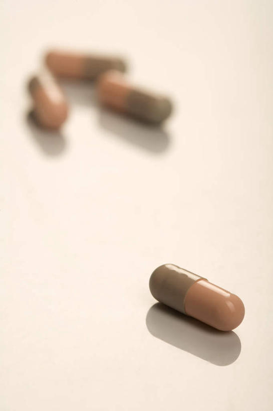 无人,竖图,白色背景,静物,许多,药,药丸,很多,胶囊,灰色,四个,生病,摄影,简单,营养品,彩图,影棚拍摄,处方