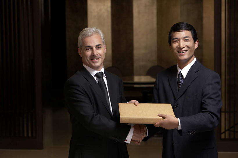 东方人,成年人,中年人,老年人,两个人,商务人士,商务男性,站,握手,微笑,横图,室内,留白,衬衫,商务,讨论,快乐,满意,幸福,成功,合作,团队,信心,套装,工作,会议,球门,文件,娱乐,会所,衣服,面对面,同意,俱乐部,摄影,享乐,成就,华贵,问候,肖像,商务装,合伙,工薪阶层,完成,男人,男性,中国人,白领,上班族,外衣,半身,彩图,衬衣,欢乐,机遇,给予,联合镇,白色人种,社交,摆拍