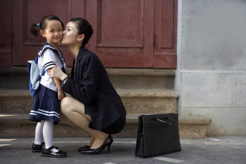 东方人,儿童,成年人,两个人,家庭,父母,母亲,女儿,商务人士,商务女性,站,微笑,横图,室外,白天,留白,侧面,制服,商务,快乐,满意,幸福,纯洁,门,上海,弯腰,开,套装,曲折,弯曲,包,公文包,门口,教育,小孩,衣服,教,温暖,温馨,一家人,可爱,童年,童趣,摄影,蜿蜒,生活方式,离开,说明书,和睦,享乐,肖像,商务装,工薪阶层,童真,烂漫,无邪,背包客,助教,毛毡制品,天真,信任,女孩,女人,女性,中国人,孩子,年轻人,白领,上班族,外衣,亲吻,彩图,爱,欢乐,门廊,融洽,女生,巷,摆拍