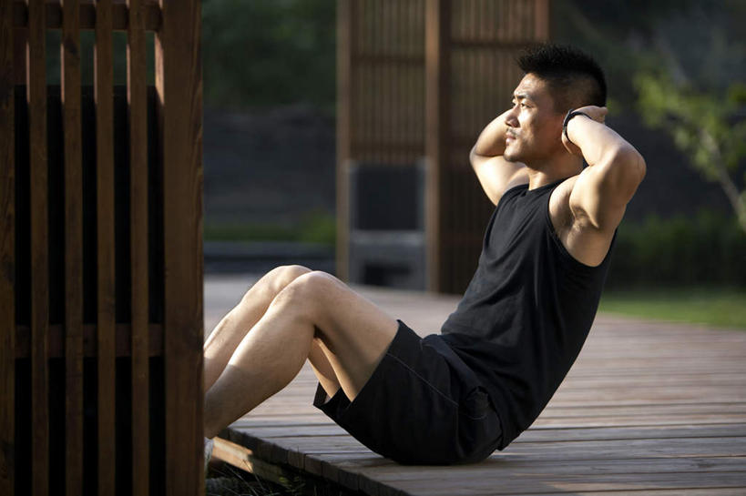 东方人,健壮,一个人,坐,仰卧起坐,横图,室外,白天,侧面,仅一个男性,仅一个人,伸展,准备,仅一个年轻男性,沉思,摄影,男人,男性,年轻男性,中国人,年轻人,休闲活动,彩图