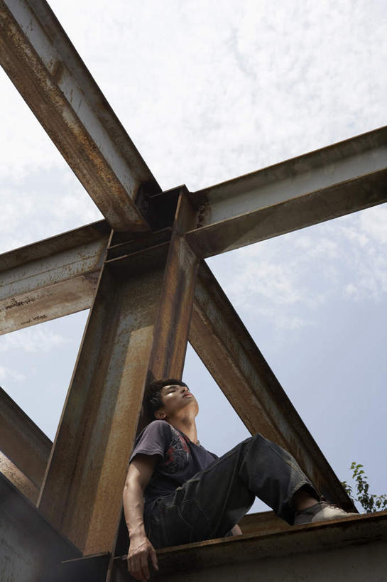 东方人,一个人,坐,竖图,室外,白天,仰视,仅一个男性,仅一个人,裤子,生锈,钢铁,铁,T恤,休闲装,仅一个年轻男性,建筑工地,休息,沉思,摄影,粉底,腐蚀,侵蚀,都市风光,腐化,锈迹斑斑,男人,男性,年轻男性,中国人,年轻人,休闲活动,闭着眼睛,睡觉,彩图,低角度拍摄
