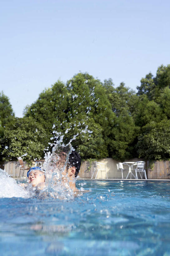 游泳,东方人,儿童,成年人,脸,头,脸颊,两个人,家庭,父母,父亲,游泳池,竖图,室外,白天,留白,运动模糊,纯洁,上海,连接,湿,溅,娱乐,肩膀,小孩,天空,夏天,休闲,温暖,温馨,一家人,可爱,乐趣,童年,童趣,摄影,生活方式,和睦,享乐,童真,烂漫,无邪,喷溅,万里无云,天真,男人,男性,女孩,女性,中国人,孩子,年轻人,头部,脸部,脸蛋,面部,休闲活动,闭着眼睛,彩图,融洽,精力